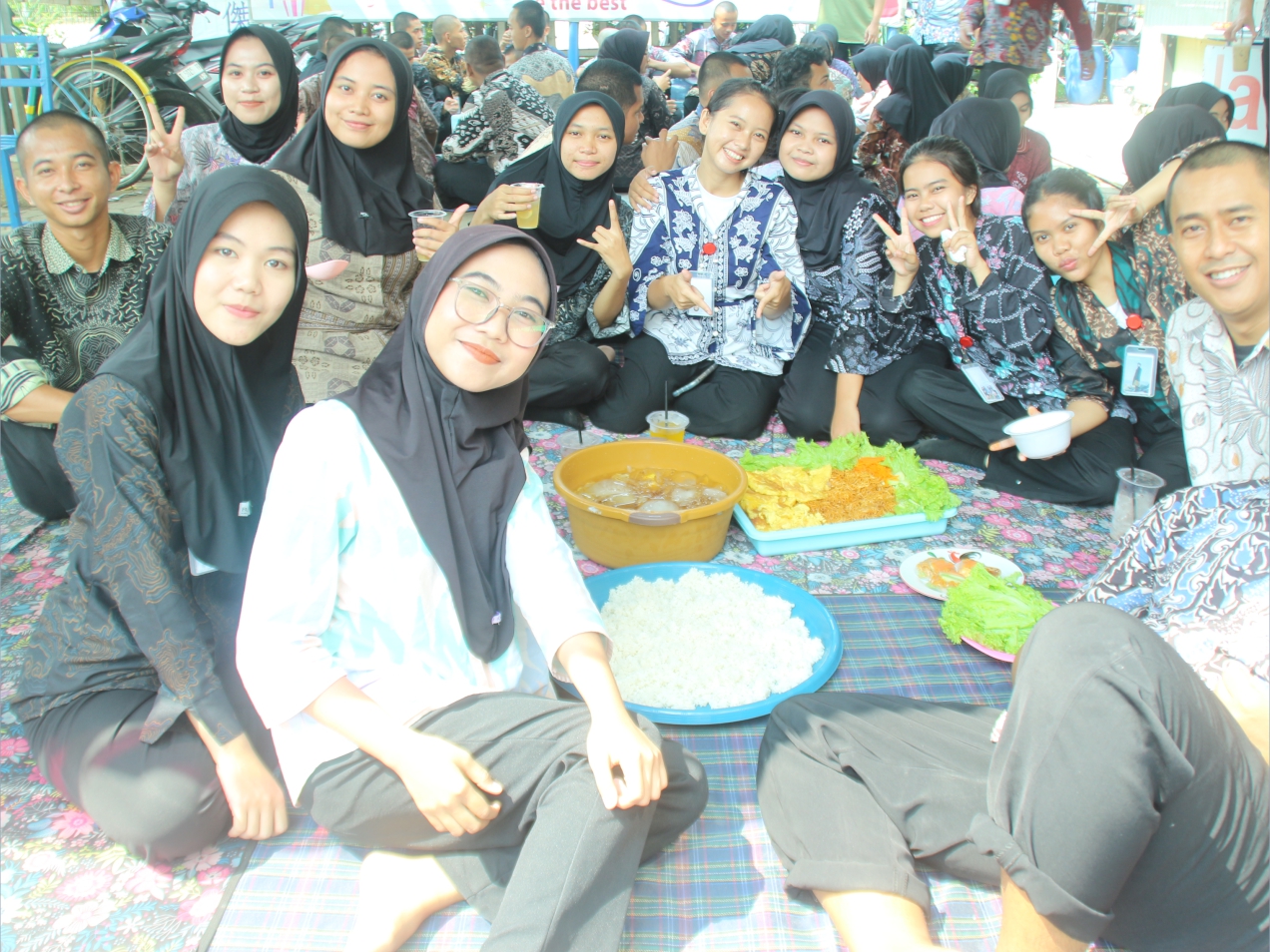 Kegiatan makan bersama 1